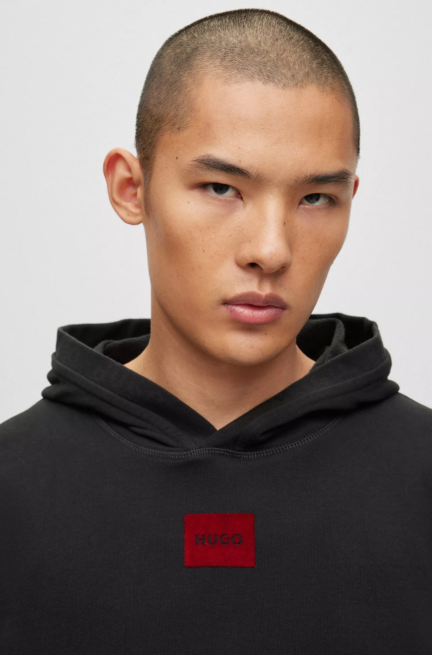 Moletom HUGO vermelho em algodão felpudo com modelagem regular e logo estampado em flocagem.