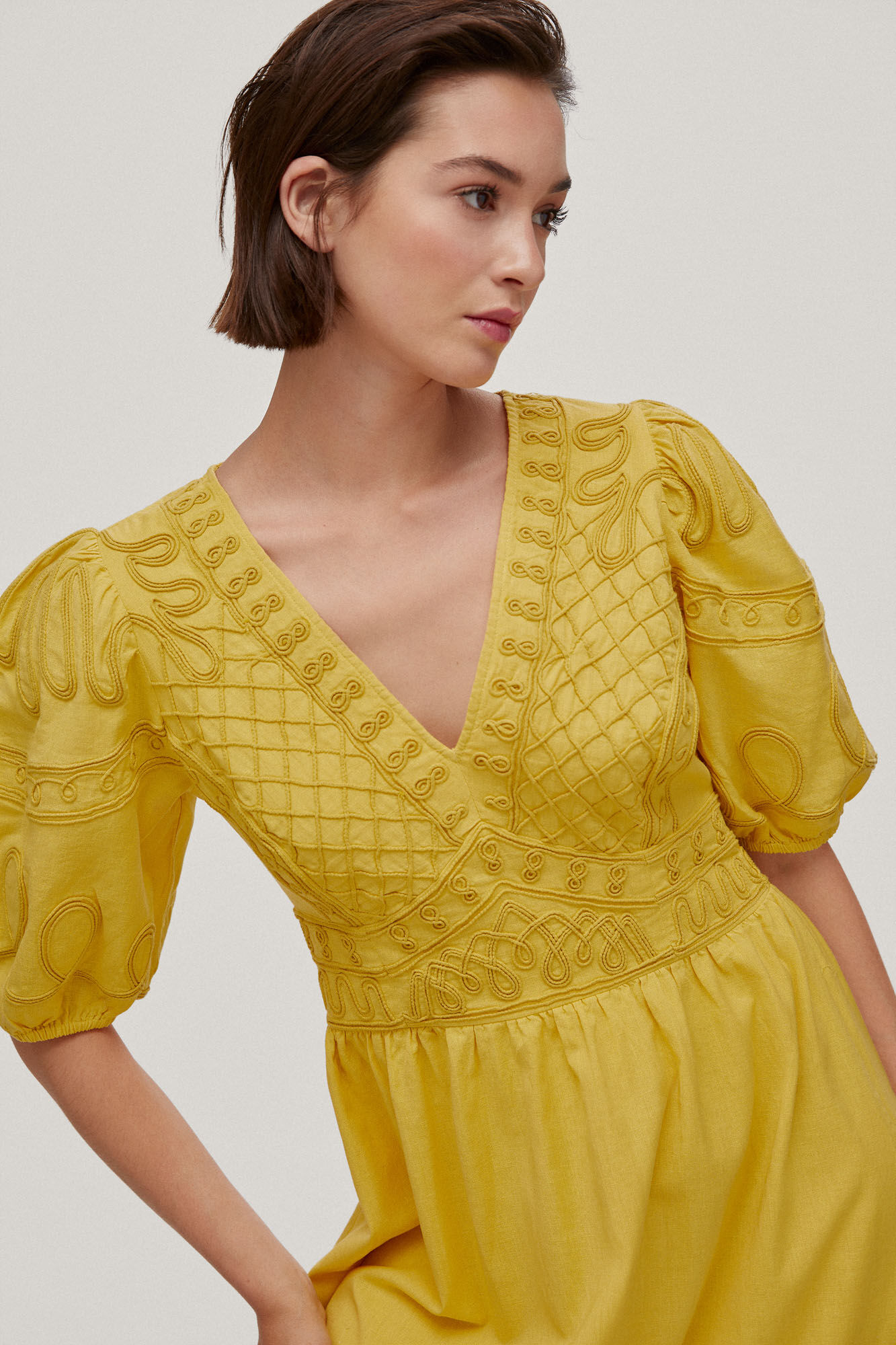 Vestido com bordado de fita - Amarelo