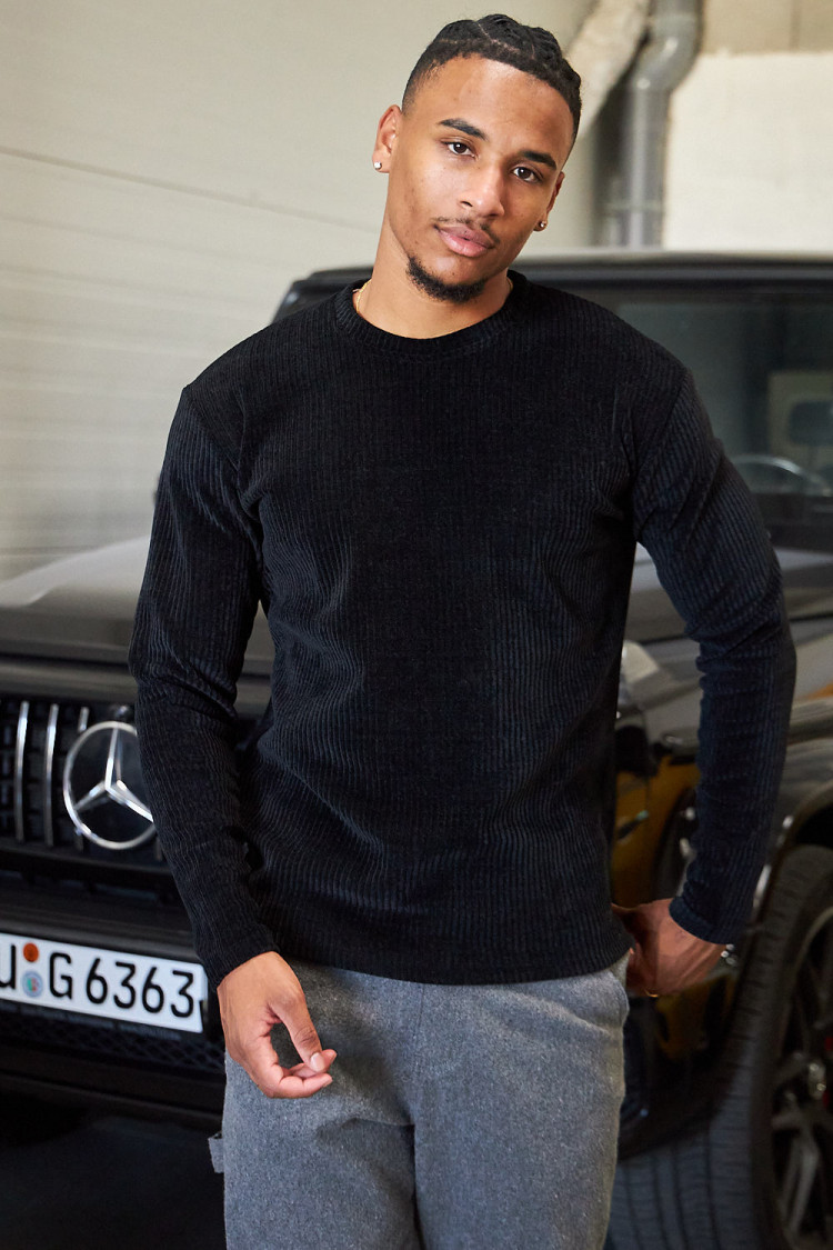 Pull noir col rond en velours côtelé