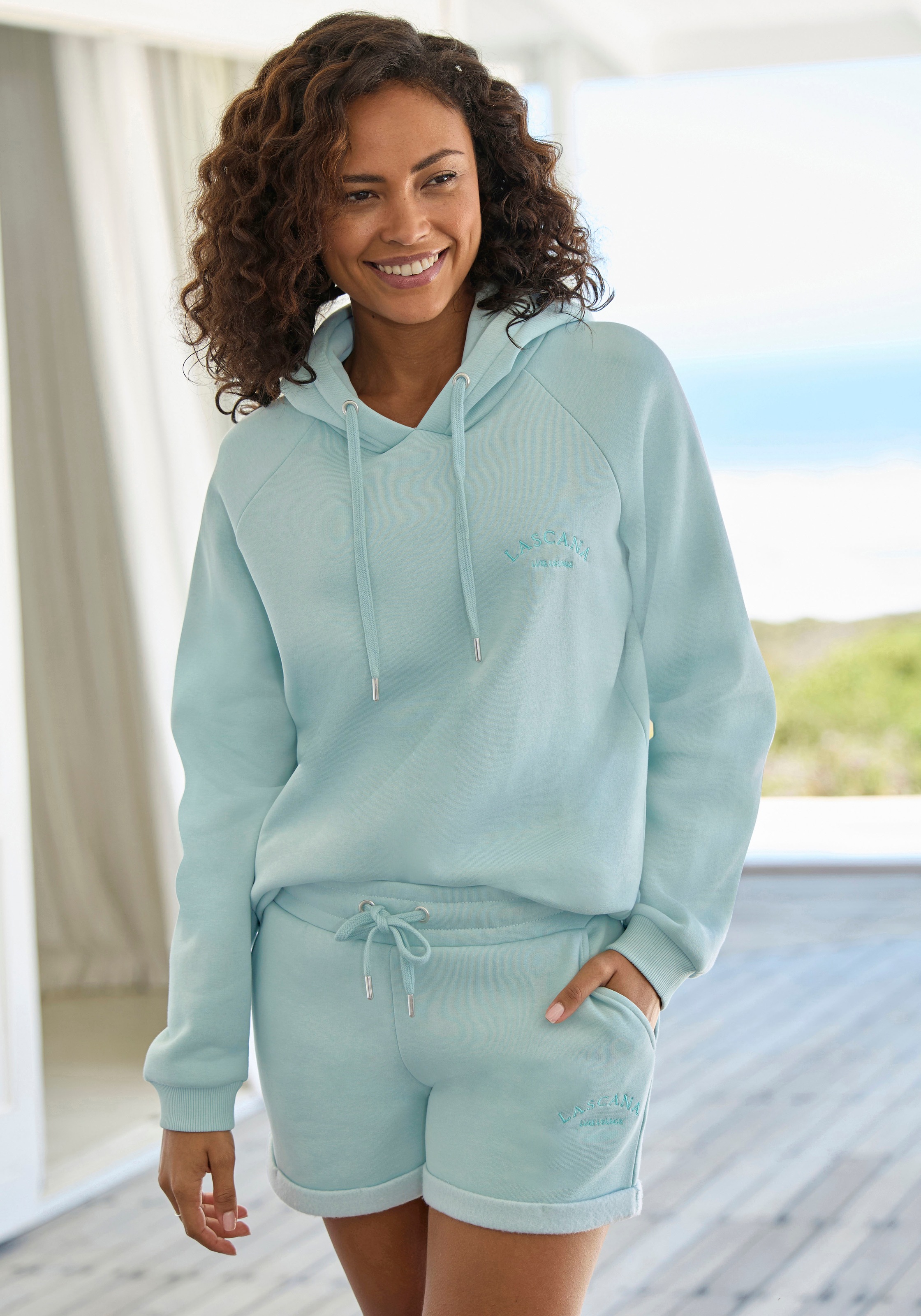 LASCANA Relaxshorts  mit seitlichen Taschen und Logostickerei, Loungewear