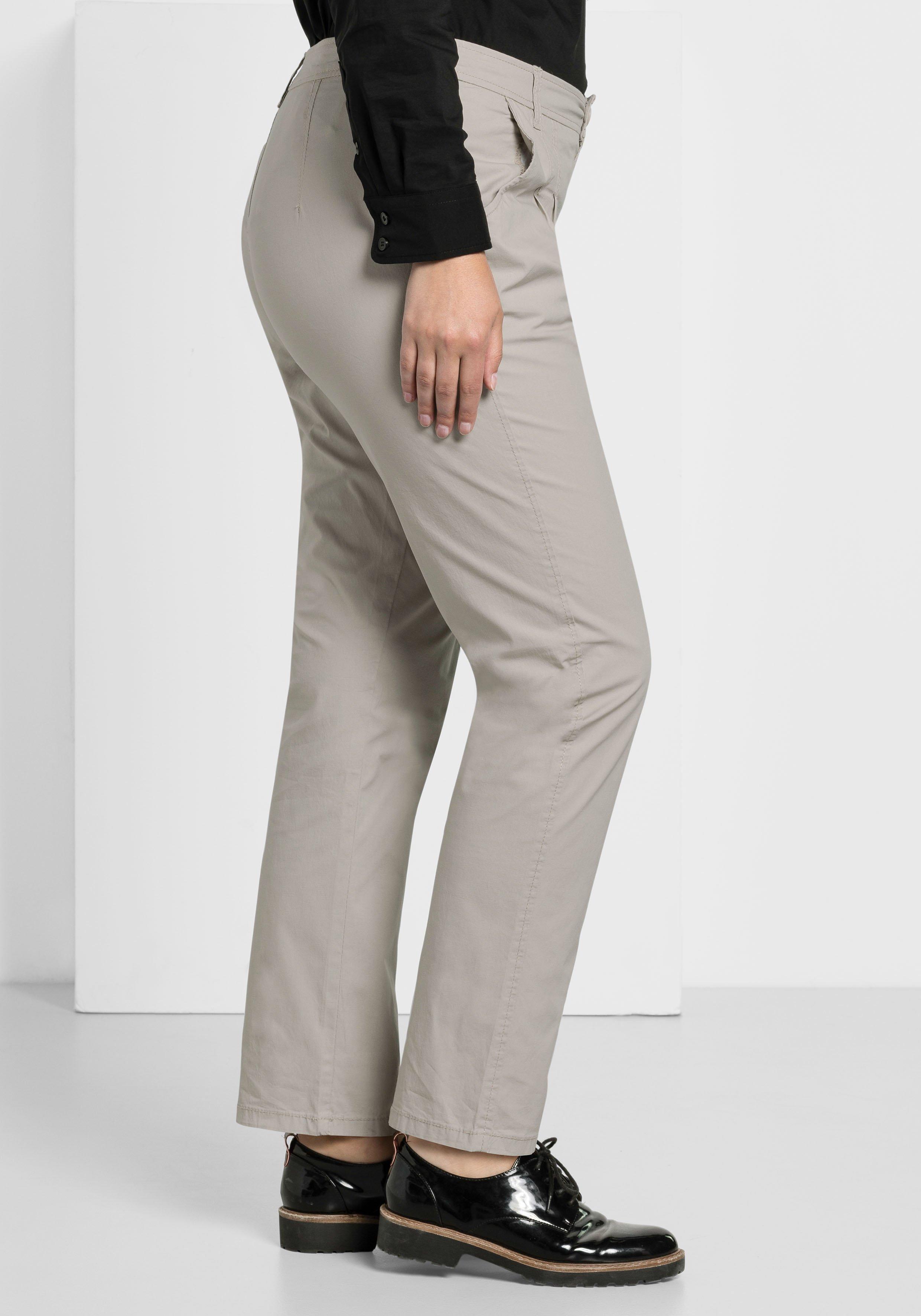 Schmal zulaufende Chinohose mit Bundfalten