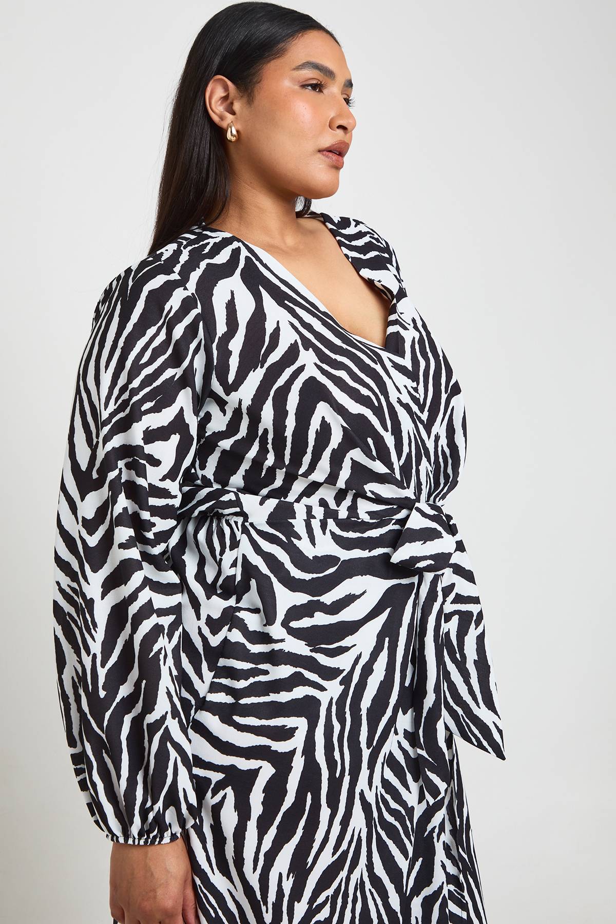 boohoo Robe Maxi Grande Taille À Motif Zébré Texturé Avec Détail Noué
