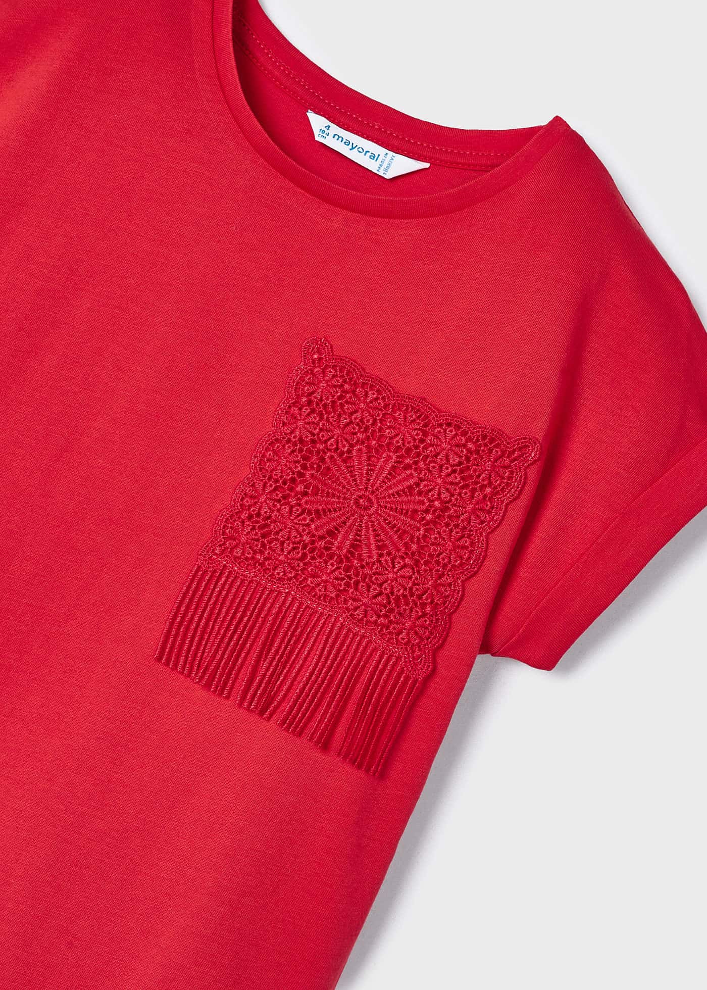 Camiseta branca de crochê com bolso para meninas