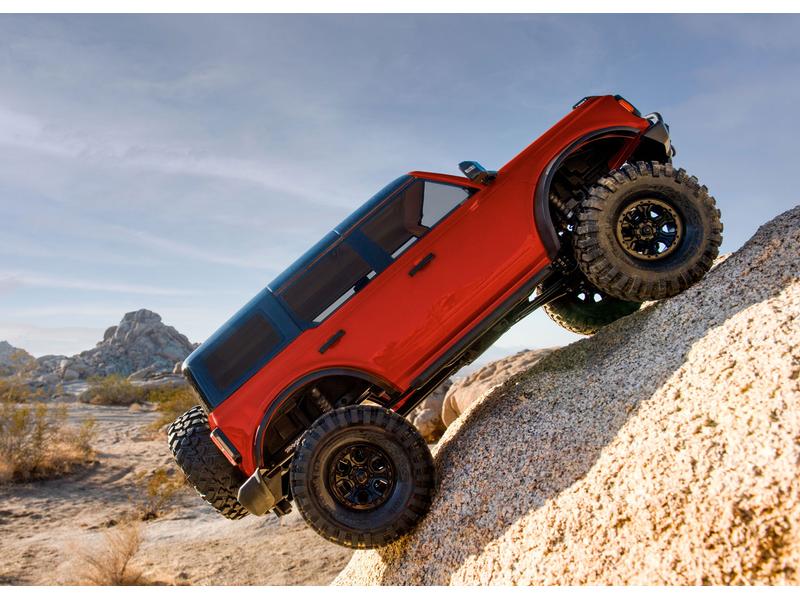 Traxxas Scale Crawler TRX-4 Ford Bronco 2021, Rot ARTR, 1:1 TRX-4 Rockcrawler mit 2-Gang Getriebe, Differentialsperre und offizieller 2021 Ford Bronco Karosserie