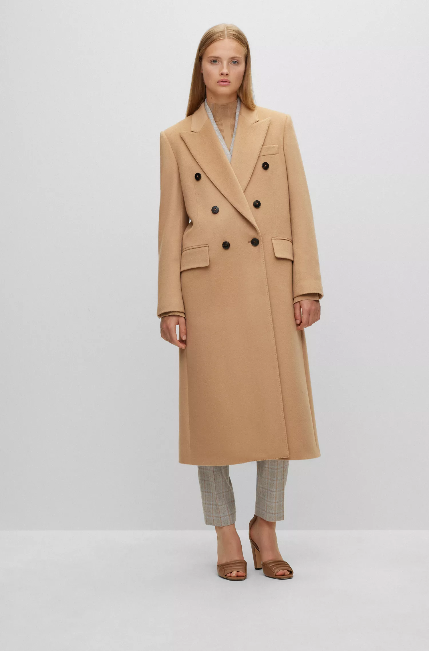 Casaco BOSS Camel de corte relaxado com abotoamento duplo em cashmere puro.