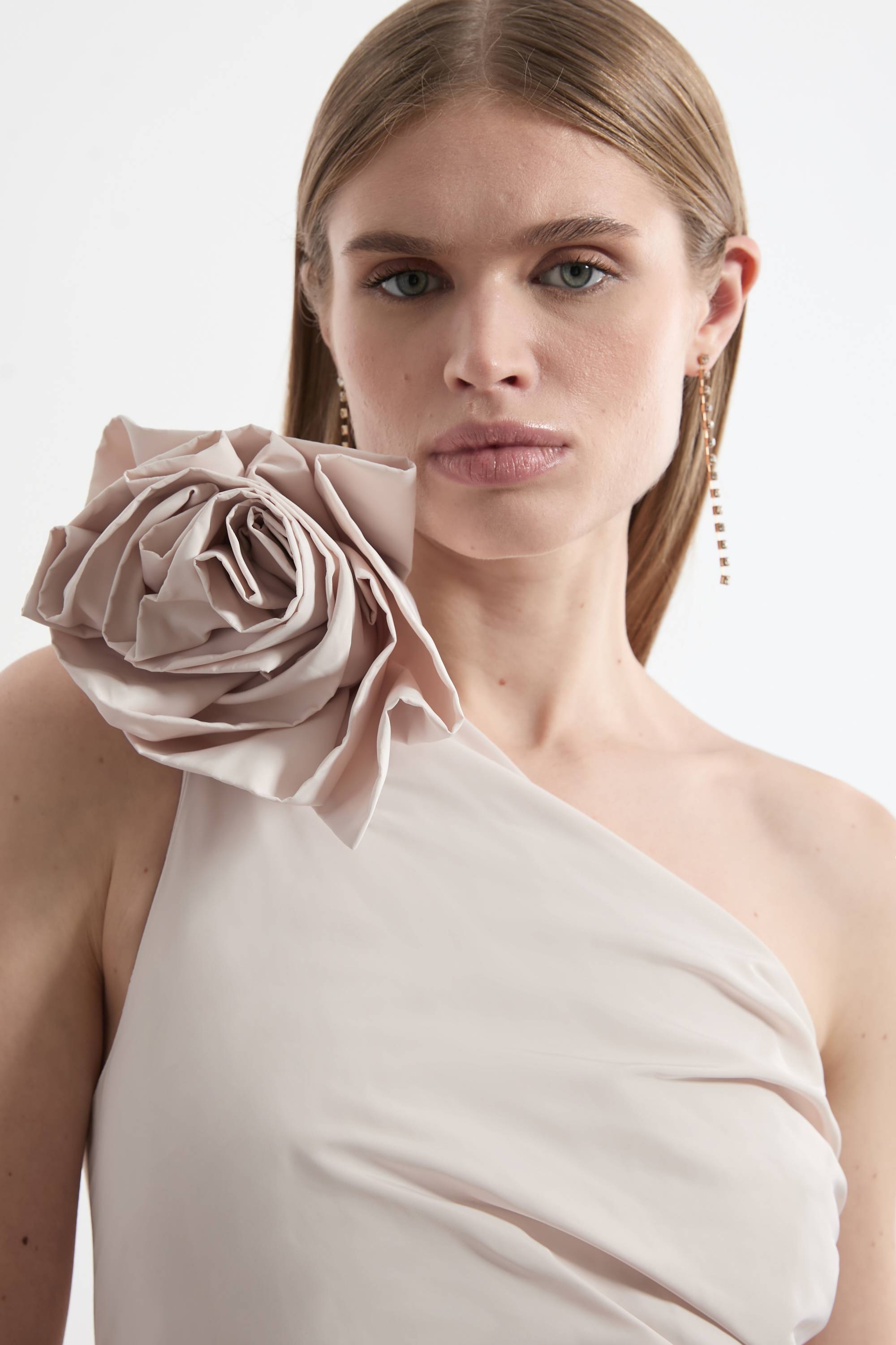 KarenMillen Robe maxi ajustée en taffetas Petite à col rosette, plissée et froncée