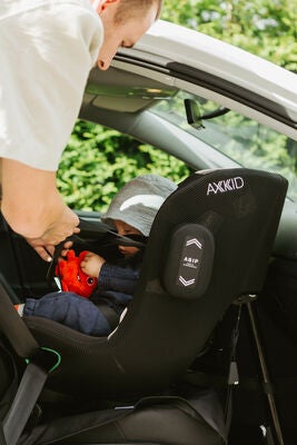 Axkid Movekid Bakovervendt Bilstol, Granite