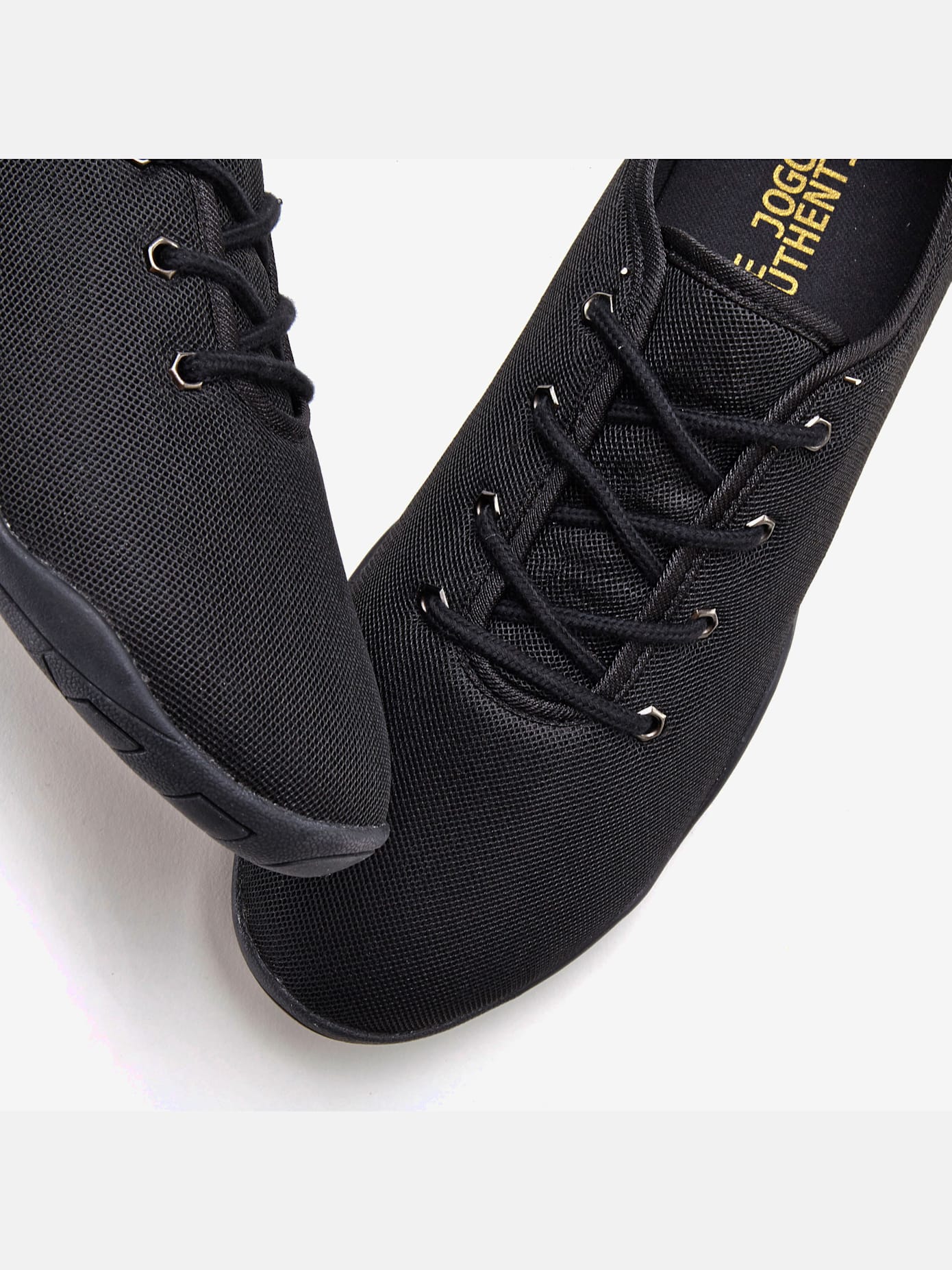 Baskets semelle ultra-plate pour une sensation « pieds nus »