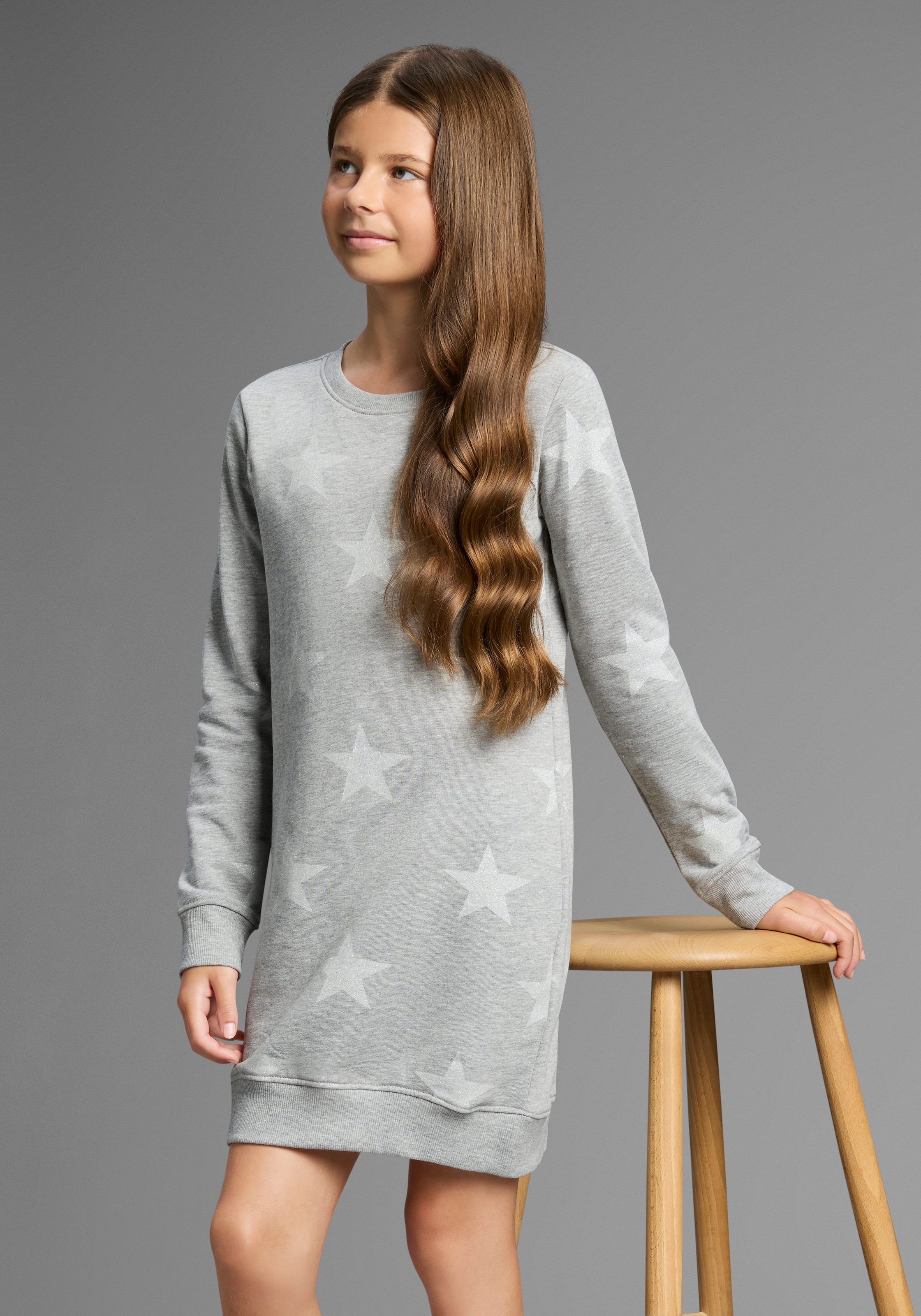 KIDSWORLD Sweatkleid »Sterne-Allover Kleid« für den Alltag,  ca. Mitte Oberschenkel Länge,  sportlicher Touch