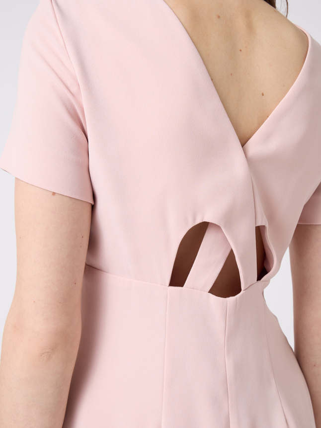 Robe court avec découpes dans le dos