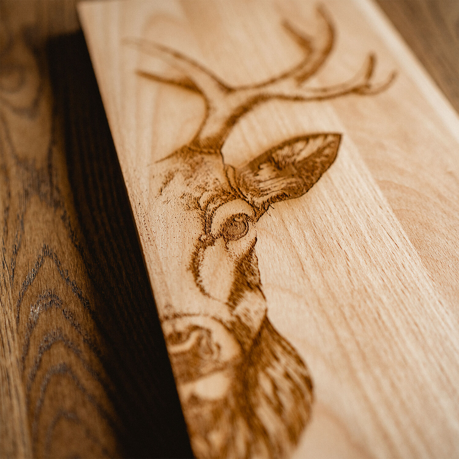 Holzbrett Zoom mit Hirschmotiv