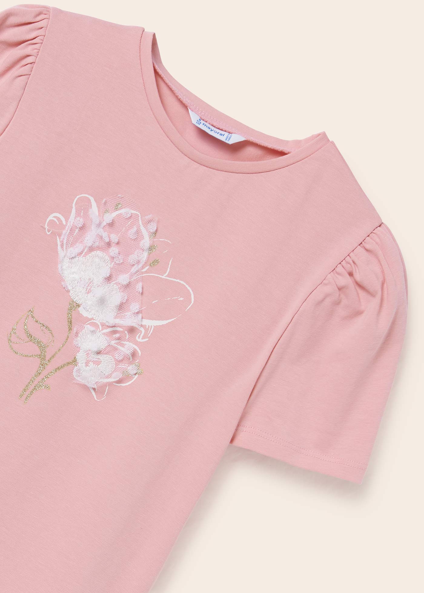 Camiseta de manga curta para meninas, feita de algodão sustentável.