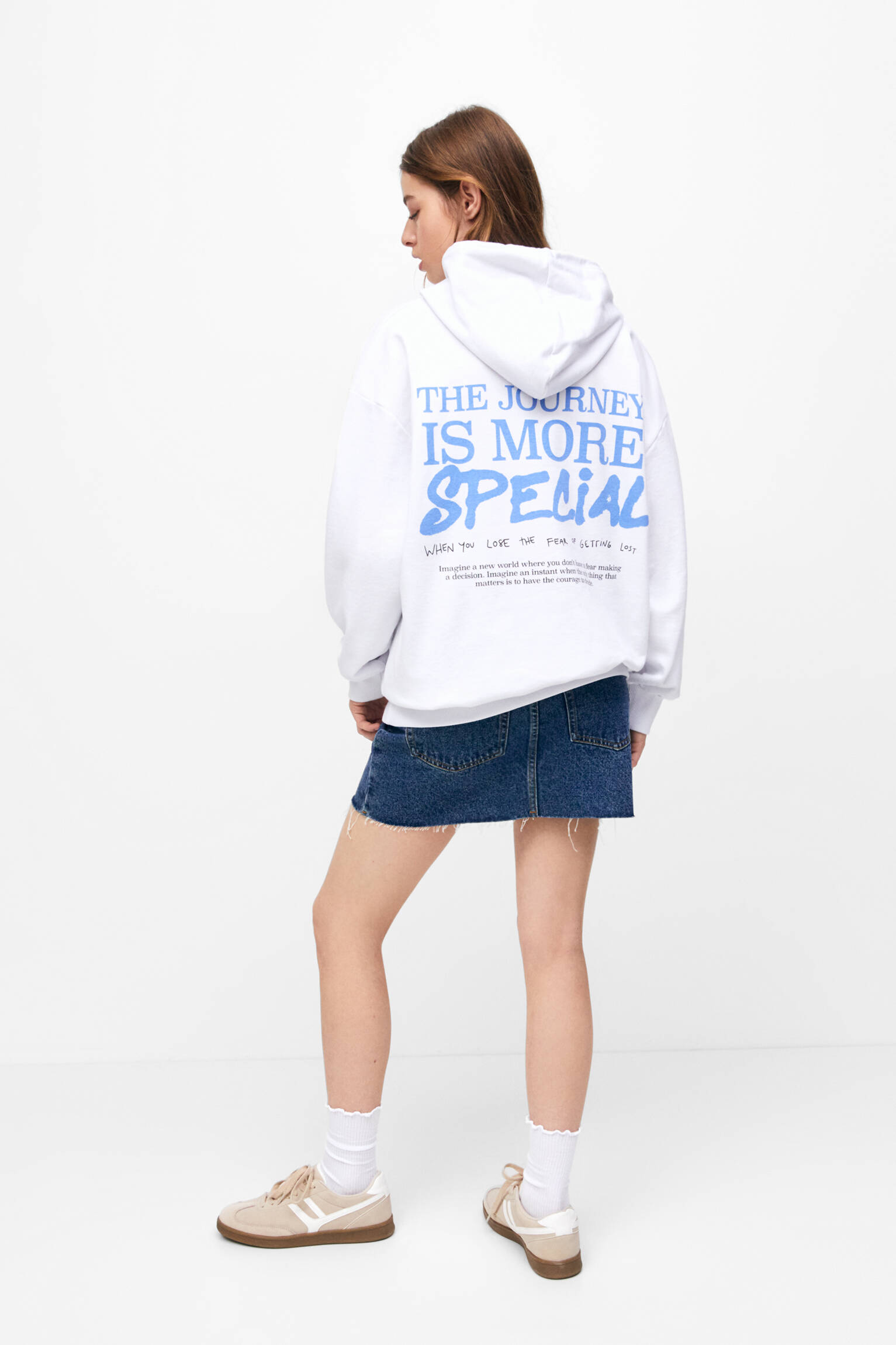 MOLETOM COM CAPUZ E ESTAMPA NAS COSTAS - BRANCO