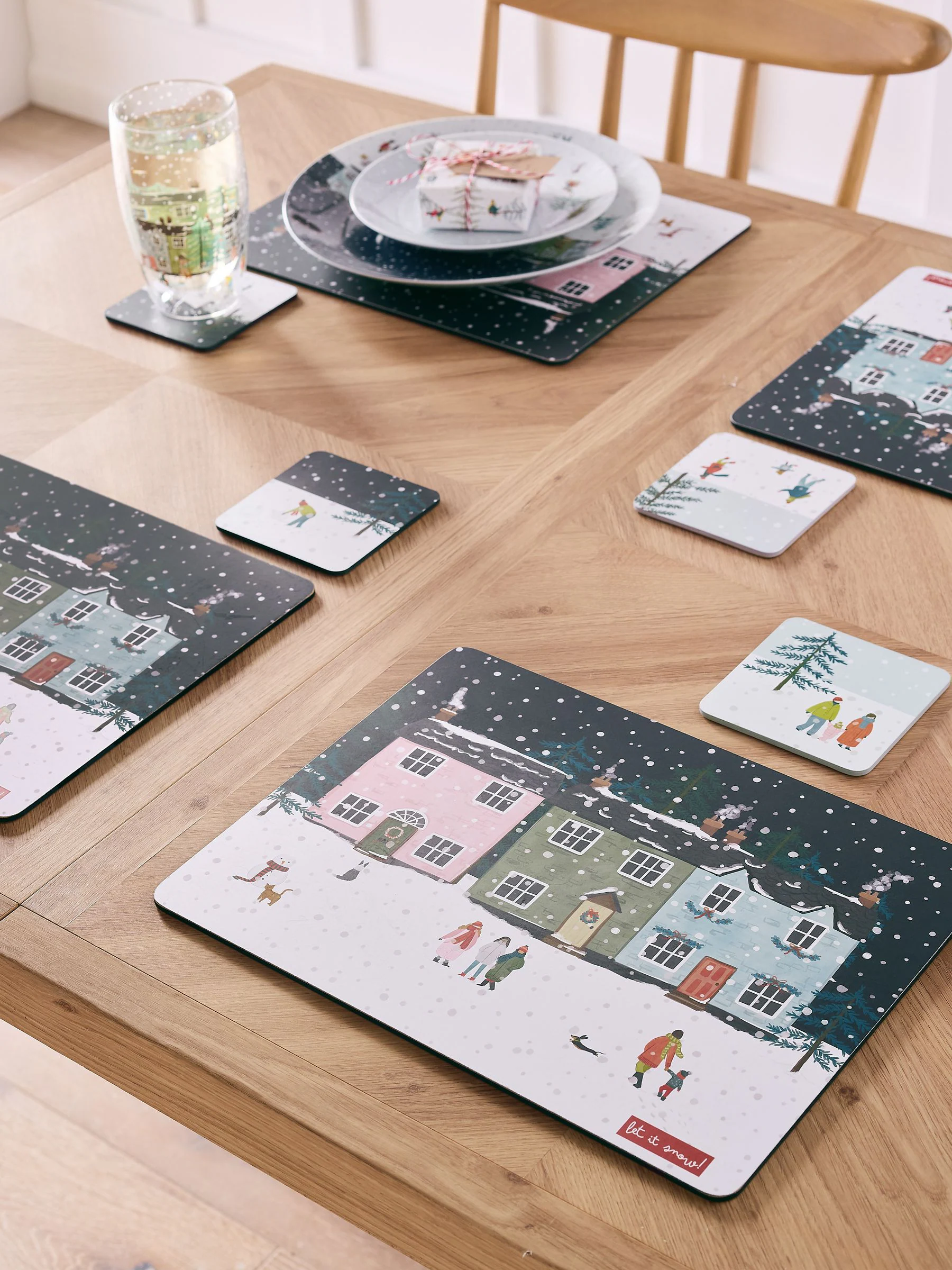 Set van 4 placemats en onderzetters met mini-kersttafereel en kurken achterkant