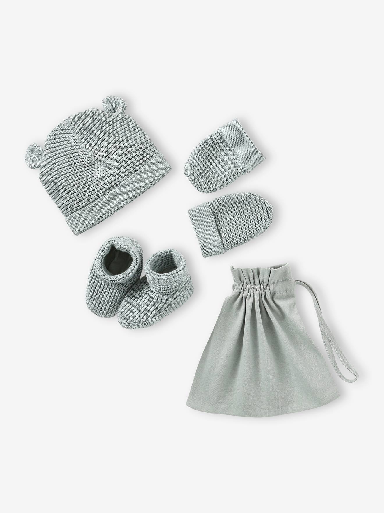 Conjunto para recém-nascido com gorro, luvas e sapatinhos, acompanhado de bolsa azul-marinho combinando.