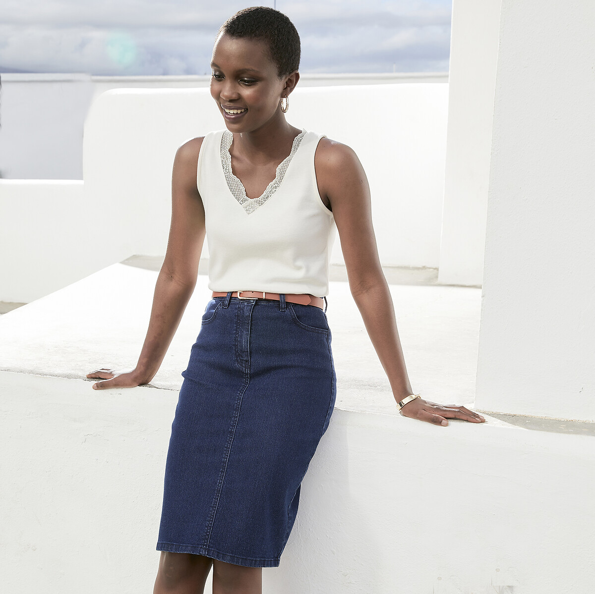 ANNE WEYBURN<br>Saia reta em denim elástico, comprimento midi