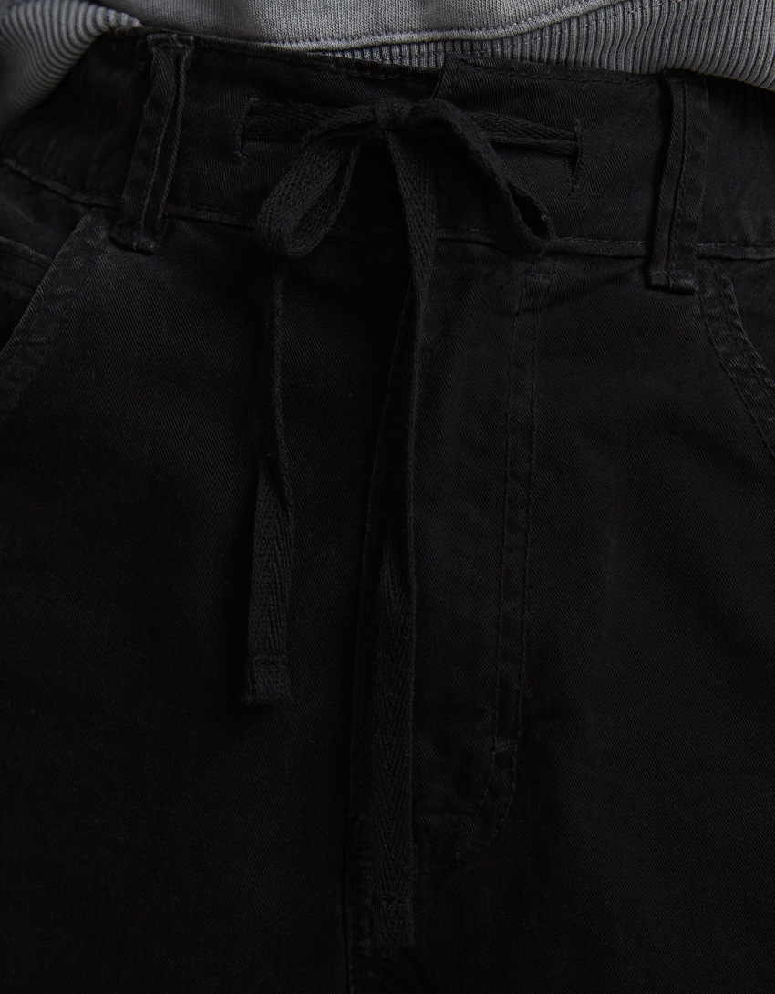 Calça jogger de algodão com cordão.