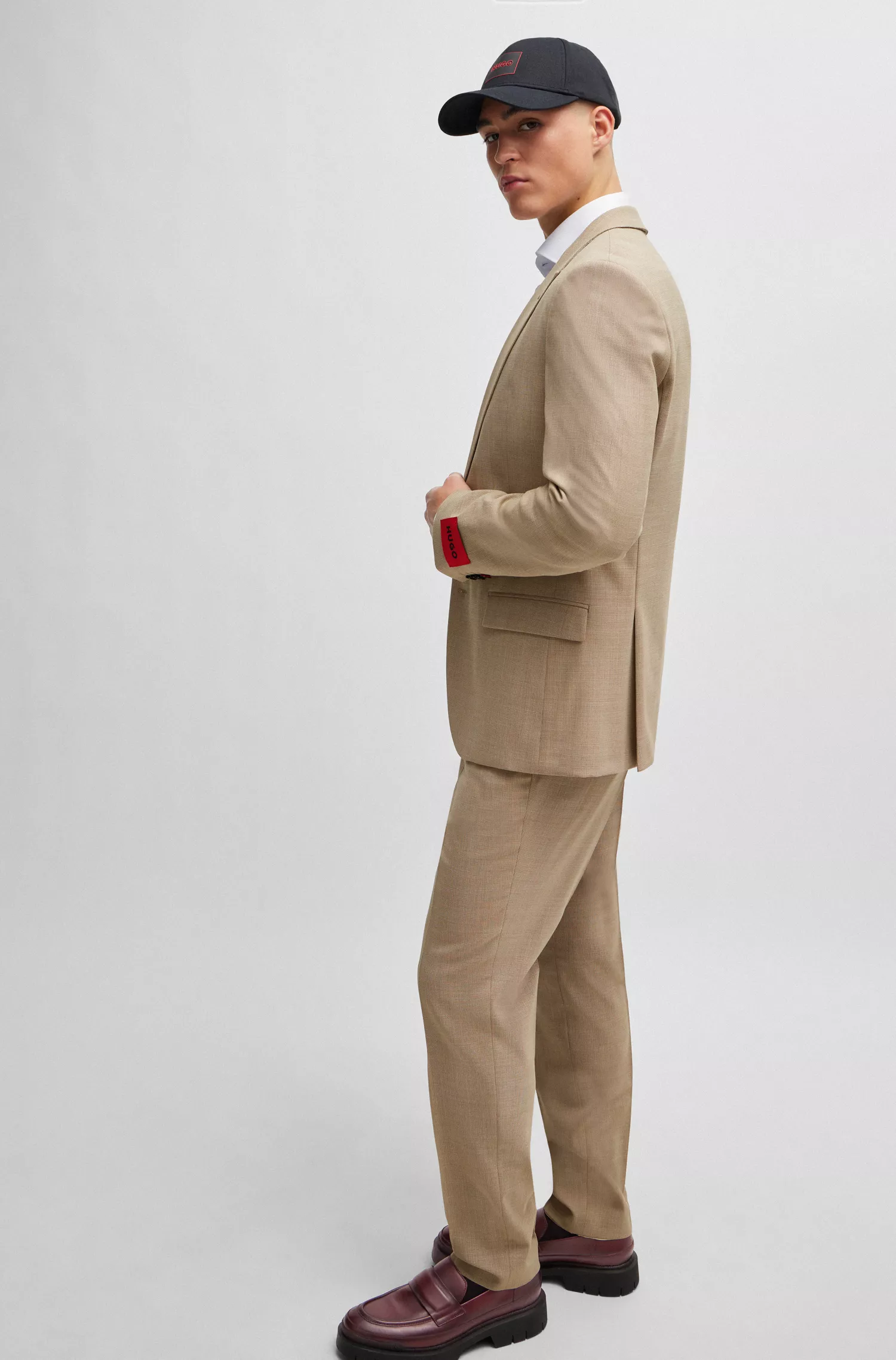 Terno HUGO vermelho de três peças, corte slim, em tecido elástico estampado.