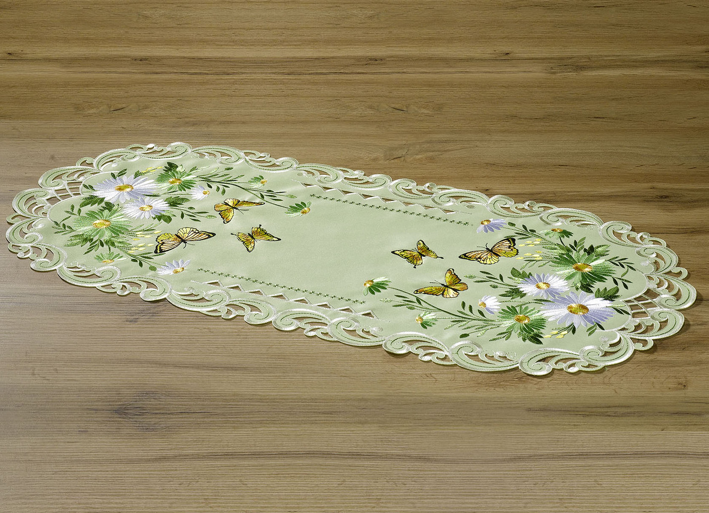Tisch- und Raumdekoration mit Blumen und Schmetterlingen