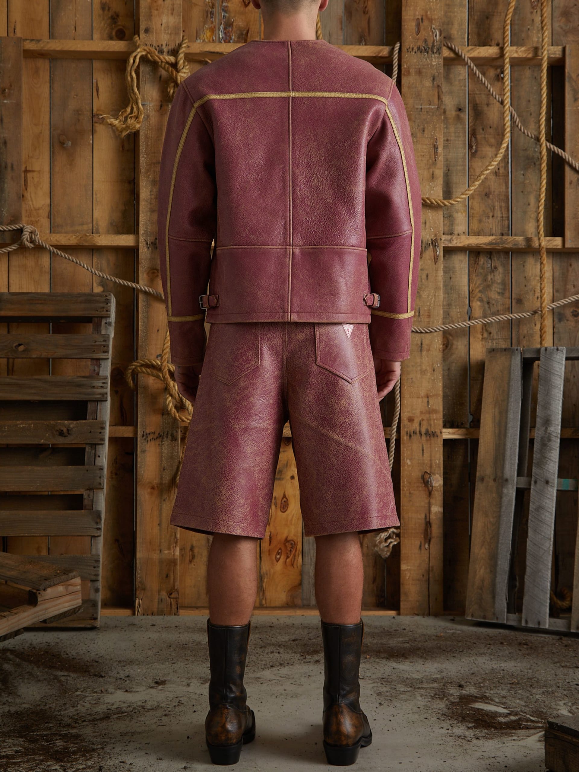 shorts de couro craquelado
