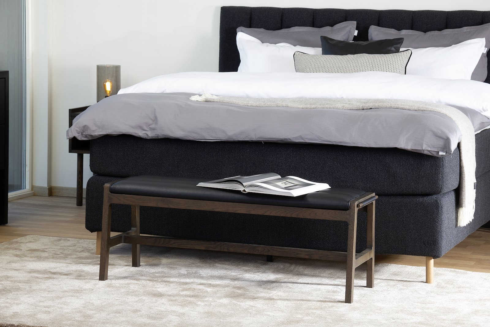 Aura benk 120 cm. Røkfarget oljet eik heltre med sort PU pute