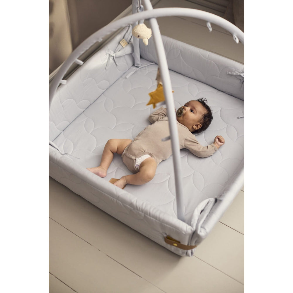 Køb FILIBABBA Pearl Blue Activity Nest Soft Quilt