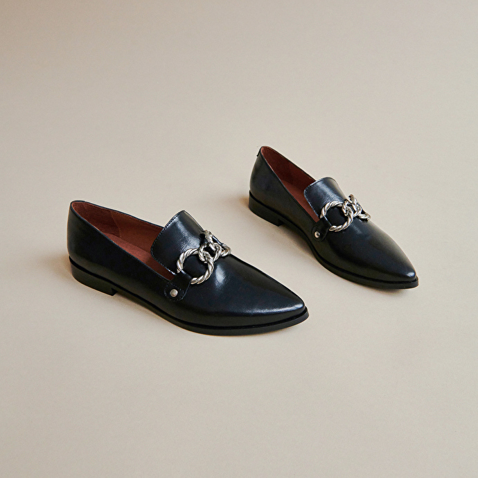 Mocassins à boucles argentées et bouts pointus  en cuir noir