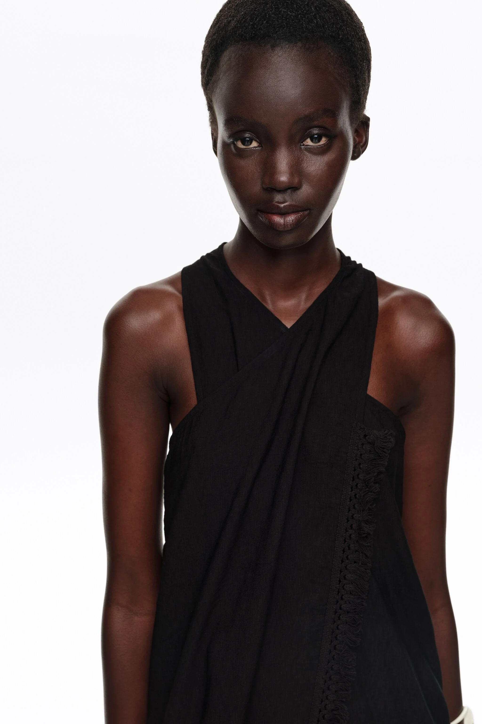 Vestido midi preto com franjas e amarração