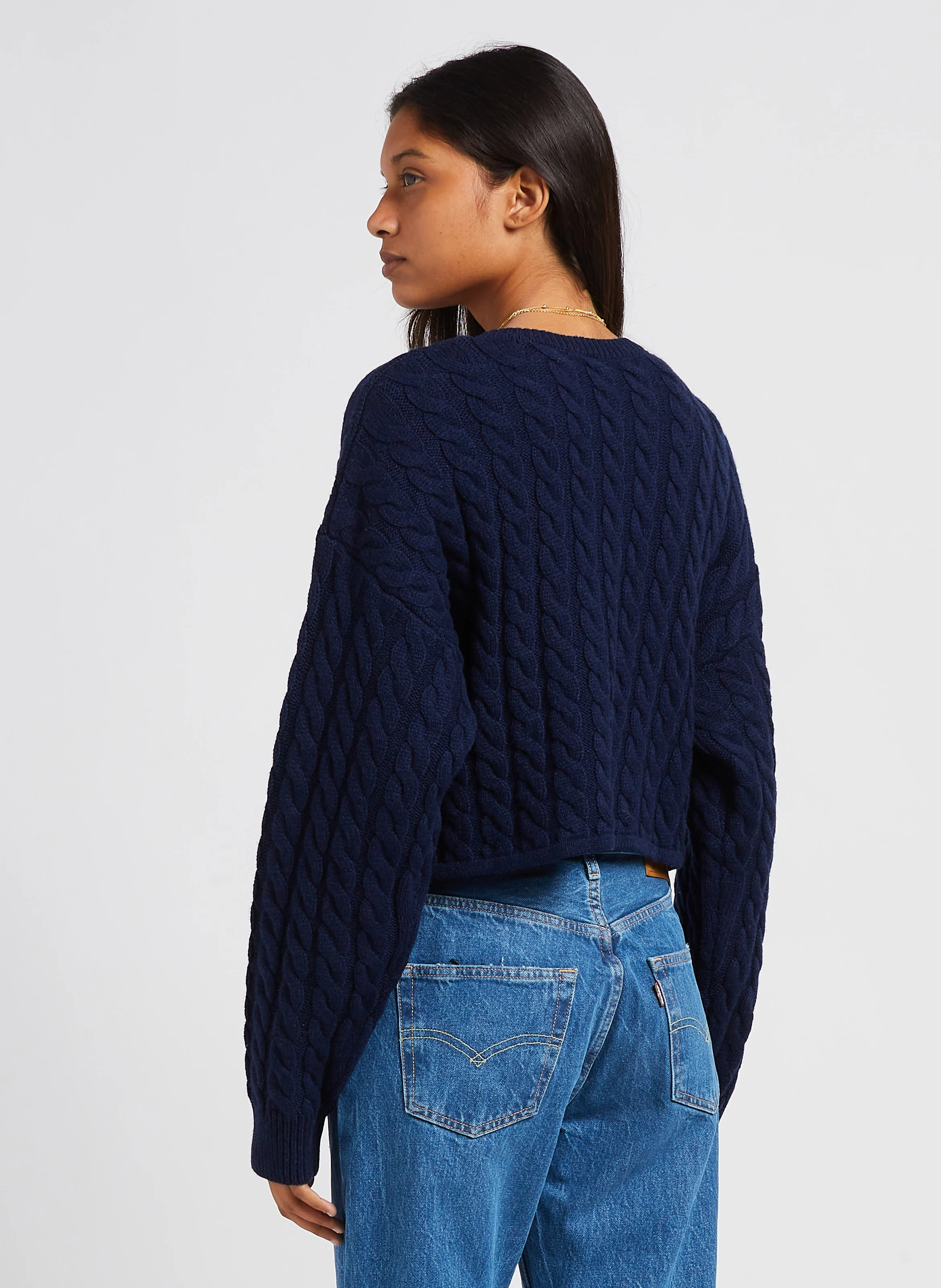 RAE CROPPED SWEATER - Pull court col V torsadé en laine mélangée| Bleu