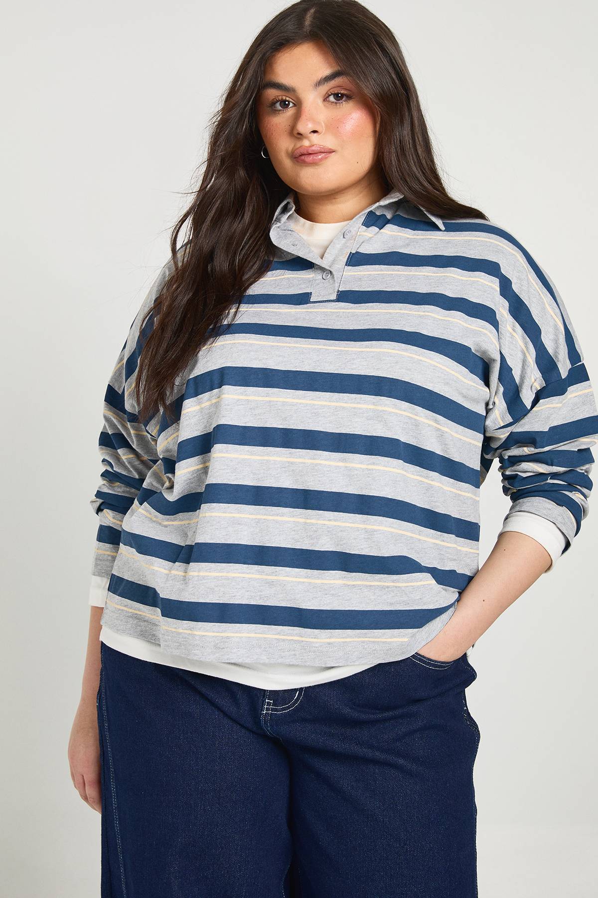 boohoo T-Shirt Grande Taille à Col Rayé