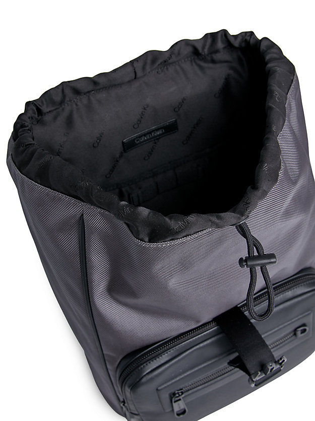 Mochila com aba
