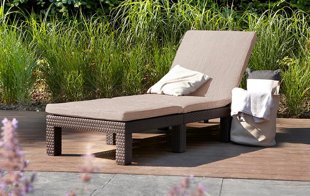 Allibert by Keter Daytona Deluxe Sonnenliege für Garten, Terrasse & Balkon mit verstellbarem Kopfteil, braun, inkl. Auflage, Gartenliege aus Kunststoff, flache Rattanoptik, 195x65x25,5 cm
