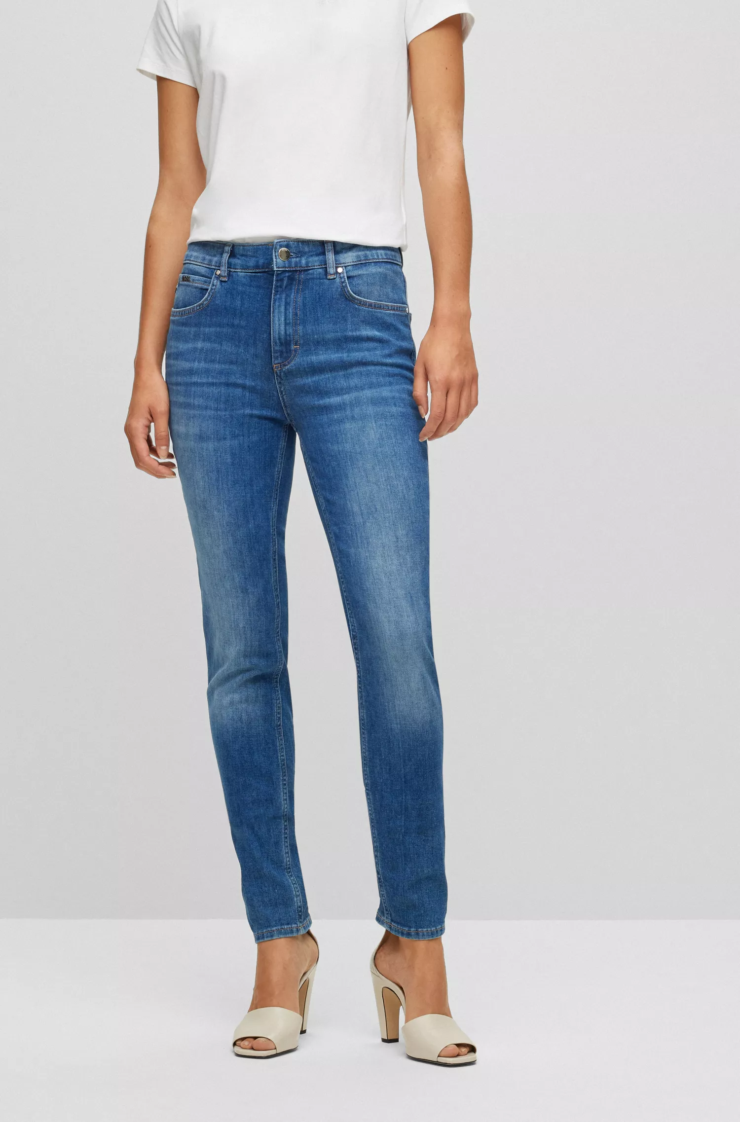 Calça jeans BOSS preta, corte slim, em denim italiano azul com toque de cashmere.