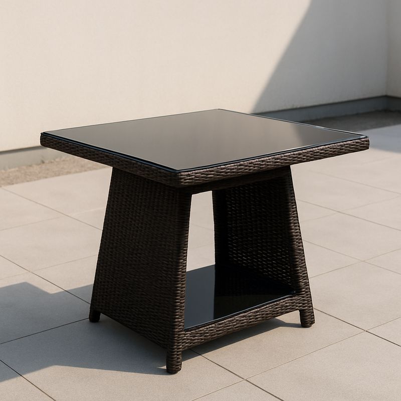 Quadratischer Rattan-Beistelltisch mit schwarzer Glasplatte 50x50x55 c