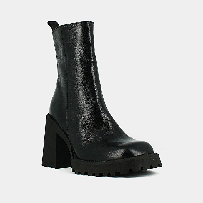 Bottines à semelles crantées et bouts carrés  en cuir noir