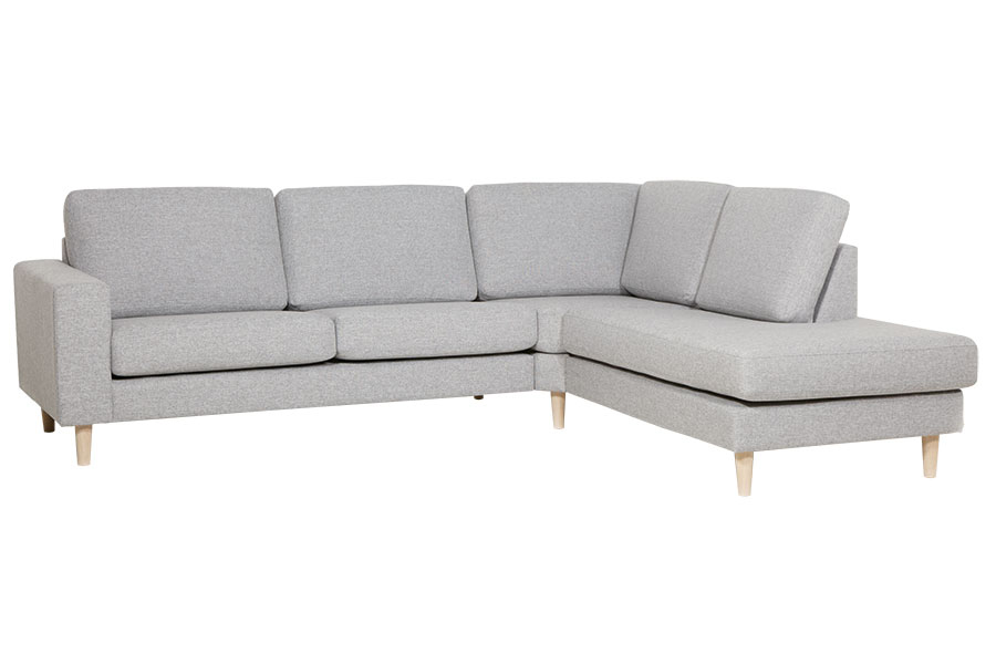 Hedda hjørnesofa 2,5-seter åpen ende høyre i tekstil Inari Light Grey, arm F 18 cm og hvitoljede eikeben.