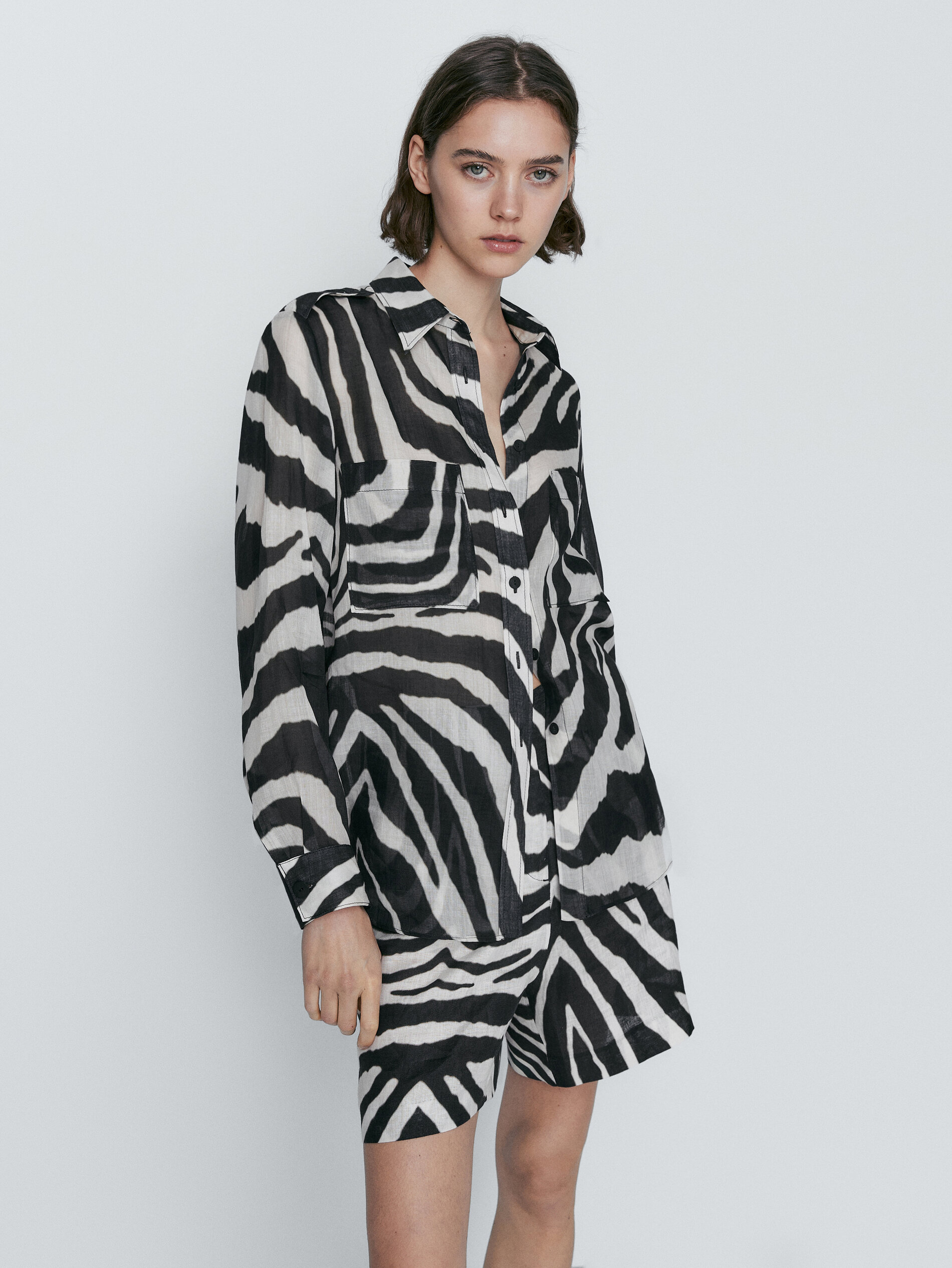Bermuda de linho com estampa de zebra - PRETA