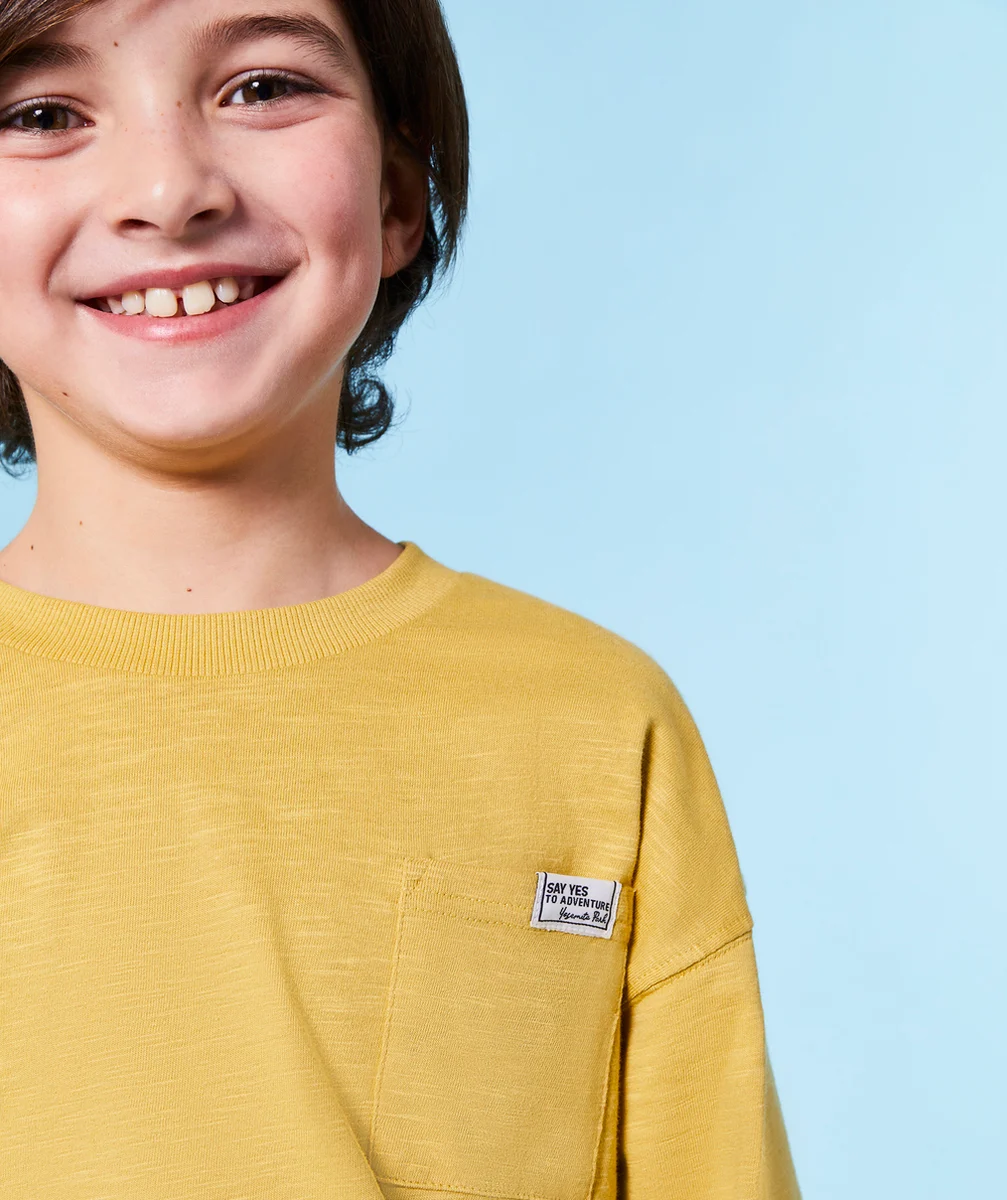 T-SHIRT MANCHES LONGUES GARÇON EN COTON BIO JAUNE AVEC POCHE SUR LE COEUR
