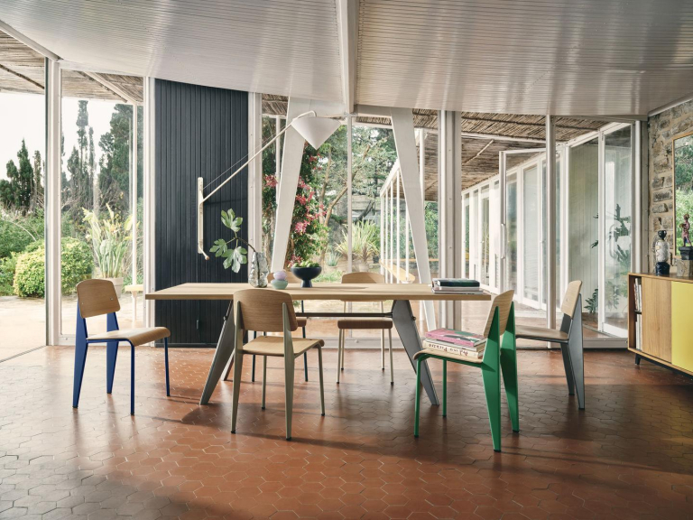 Vitra Standard stoel naturel eiken, onderstel Japanese Red