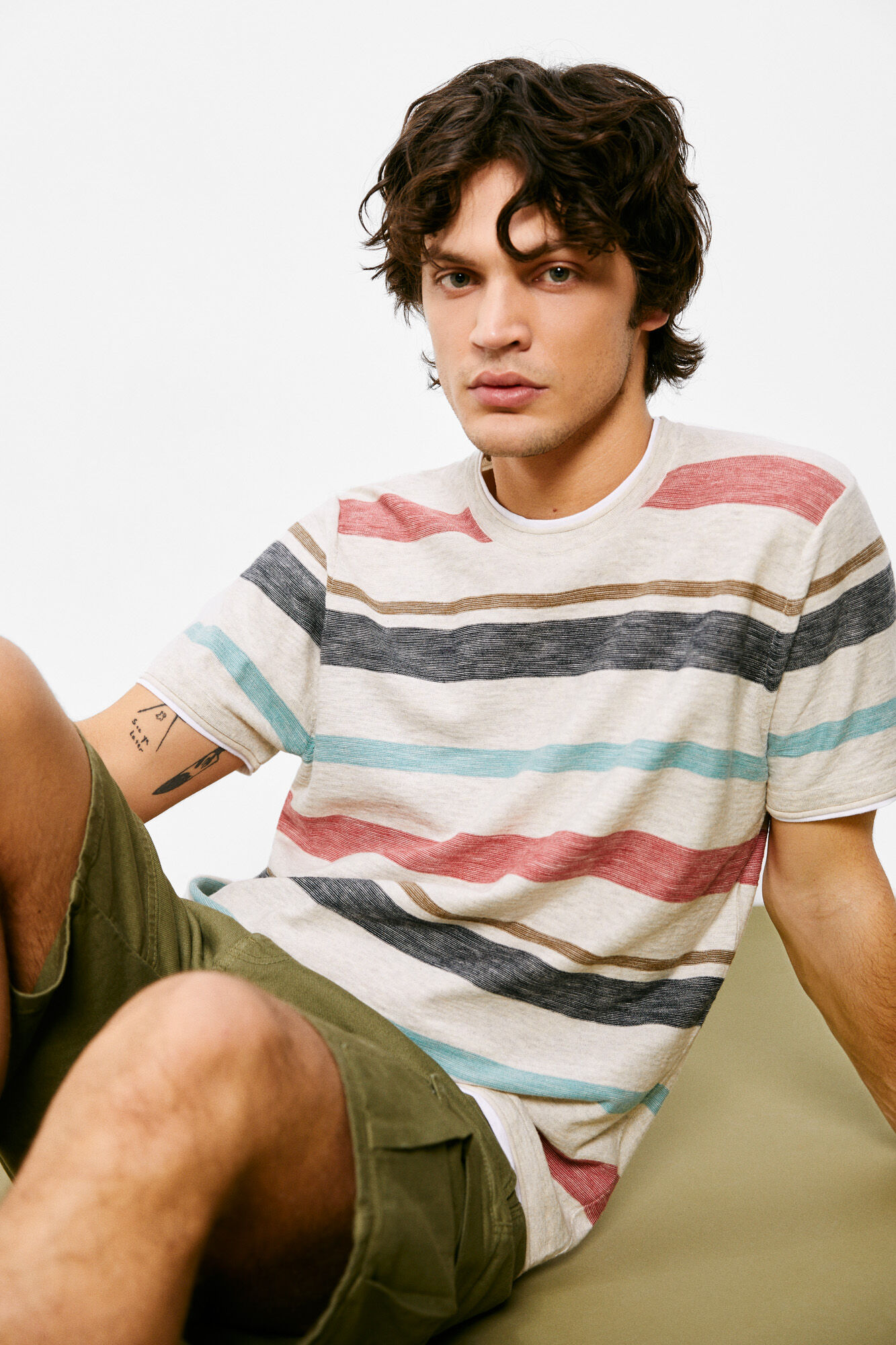 Camiseta de malha com listras multicoloridas - cinza claro