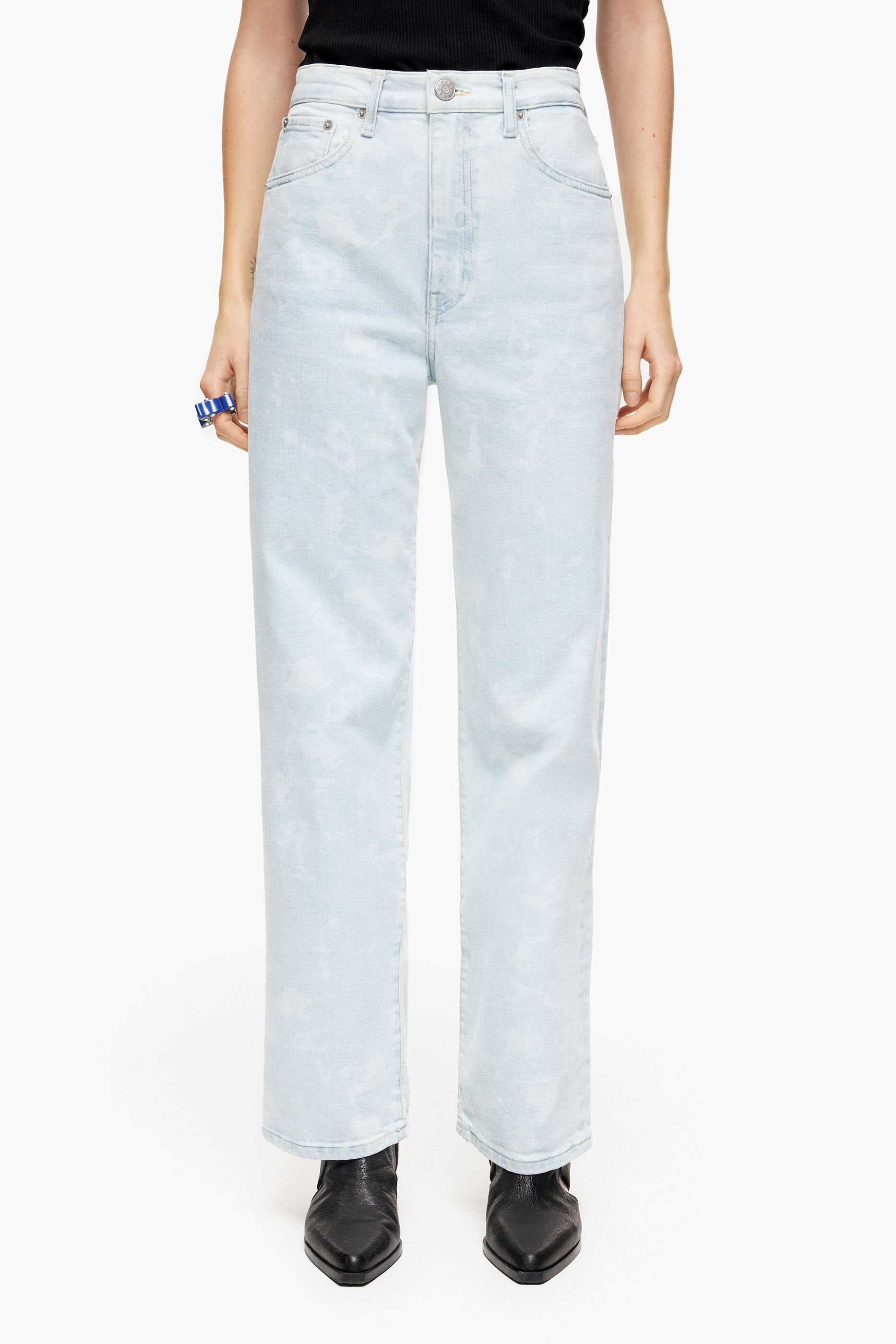 CALÇA RETA CROPPED - Calça jeans de corte reto com estampa camuflada de panda em tom azul lavado.