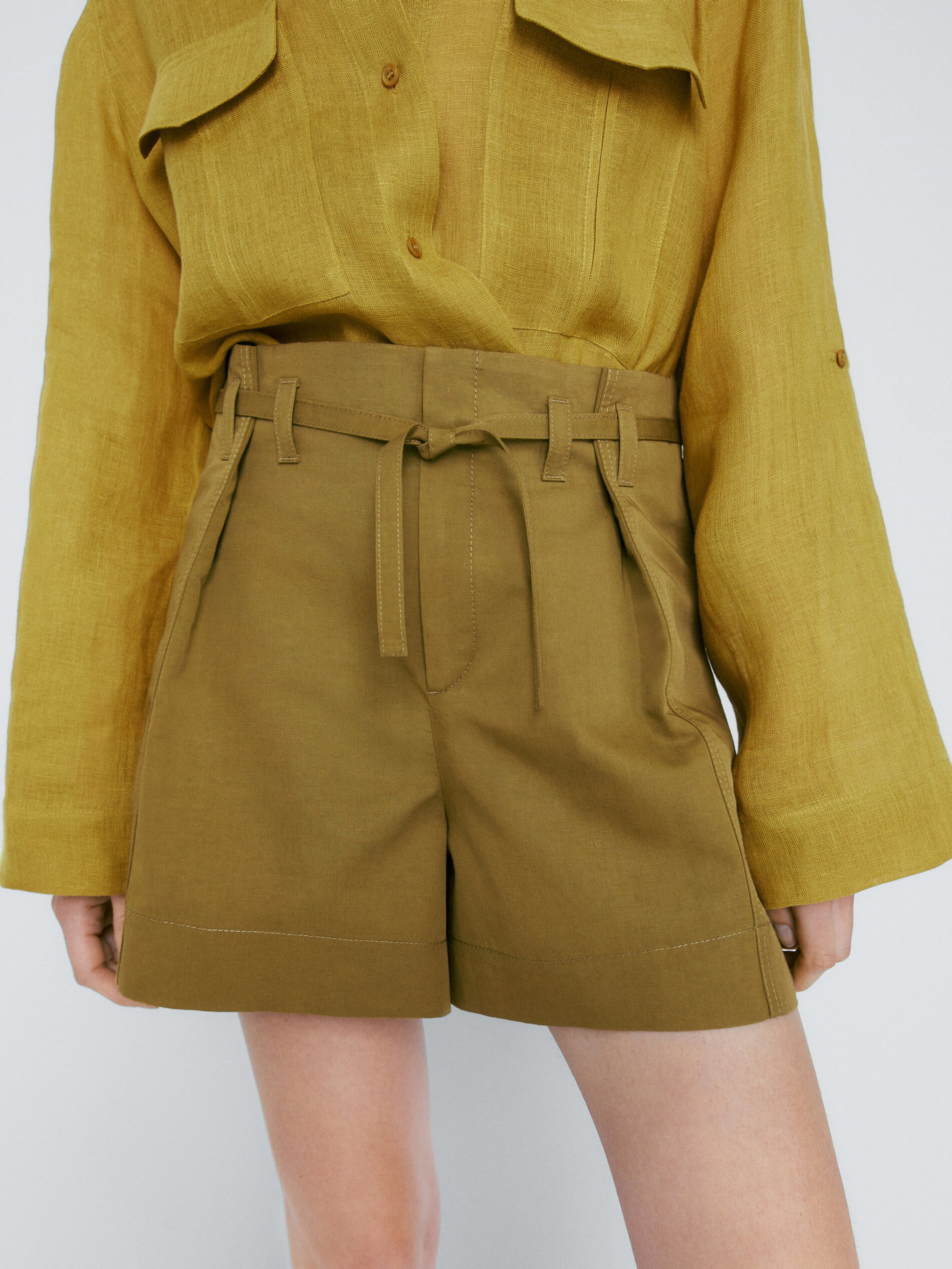 Shorts plissados com cinto - CAKI