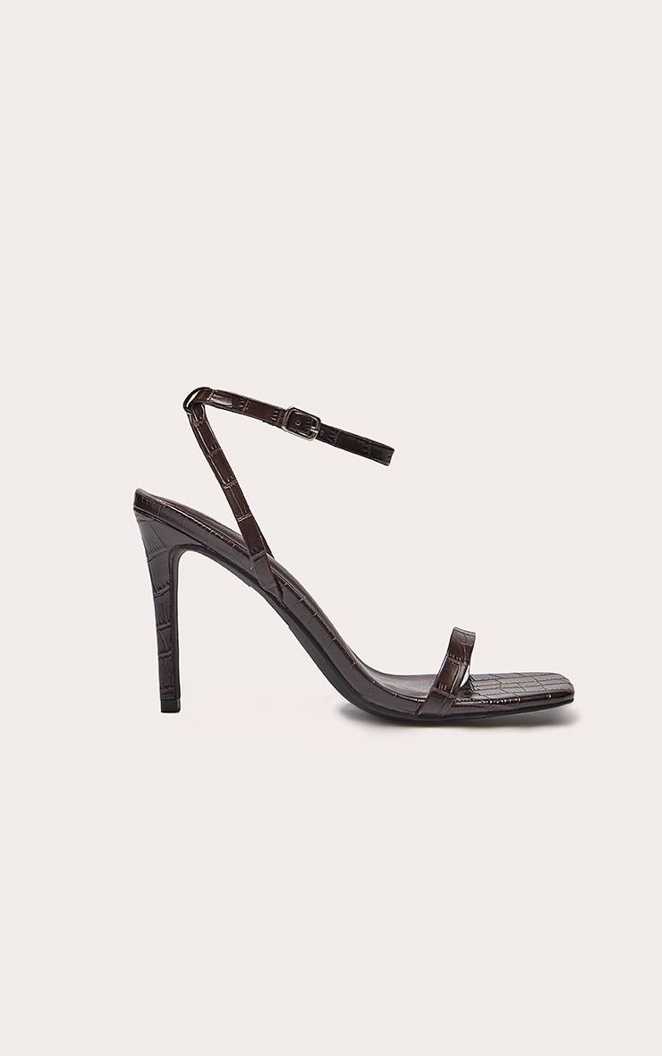 Chocolate Plum Sandales À Talons Hauts En Synthétique Effet Croco Avec Bride Minimaliste Et Bout Carré
