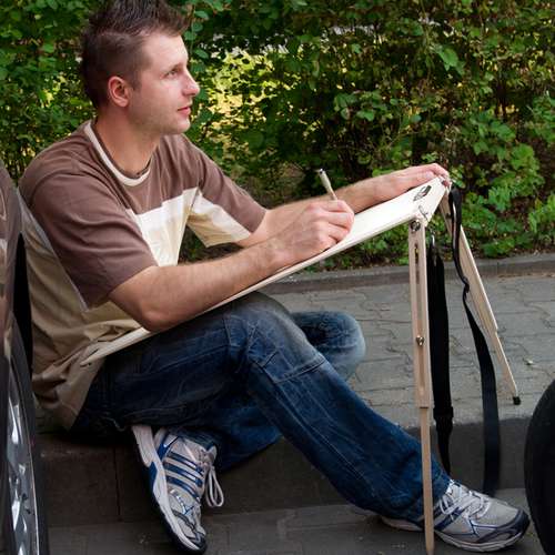 Zeichenbrett mit Füßen