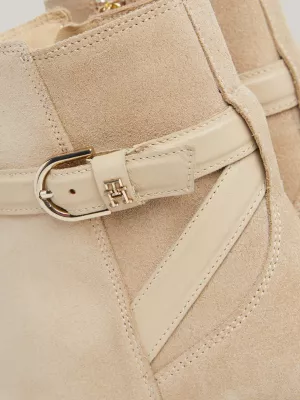 Botas de cano curto com tira de camurça, modelo Essential, de alta qualidade.