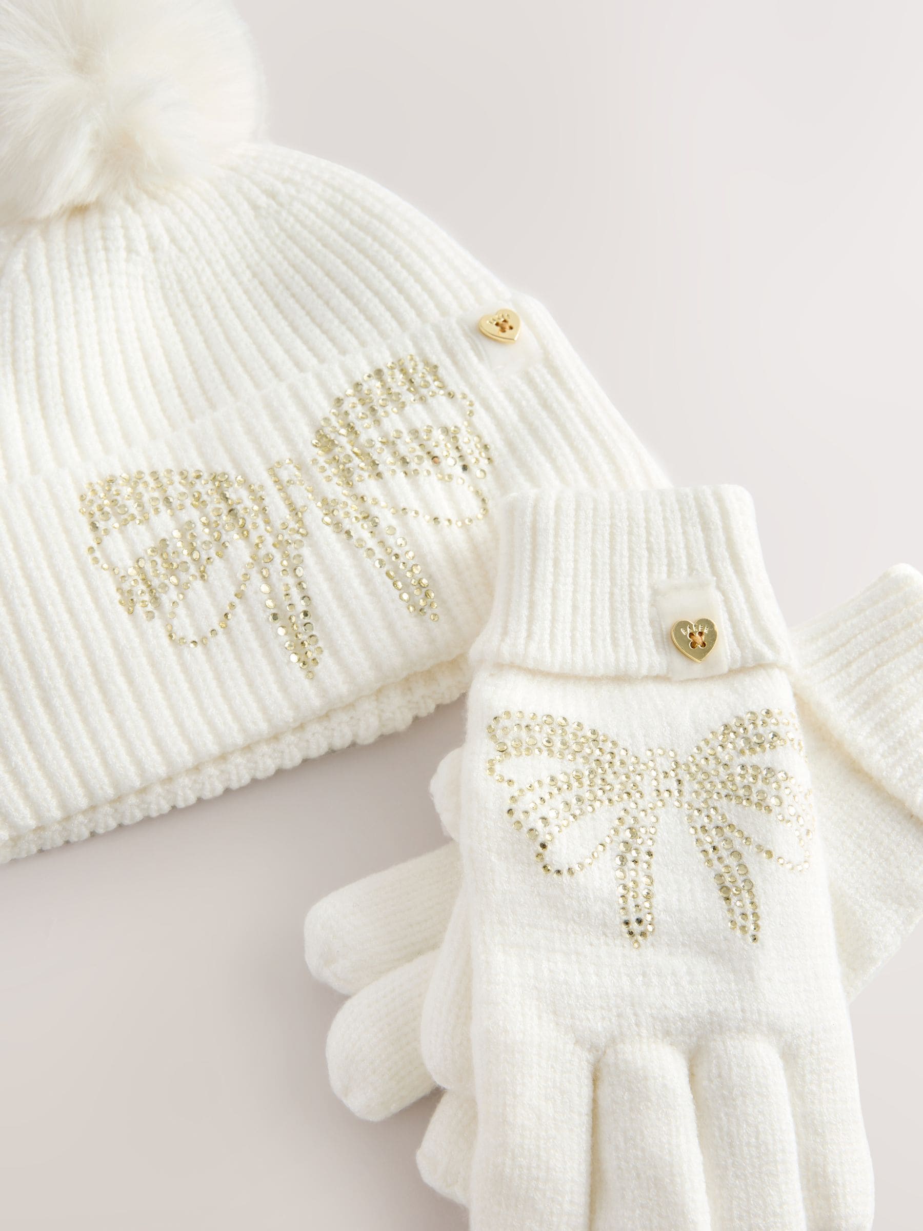 Crème - Baker by Ted Baker - Set van gebreide muts met strik, pompon en handschoenen met siersteentjes voor meisjes