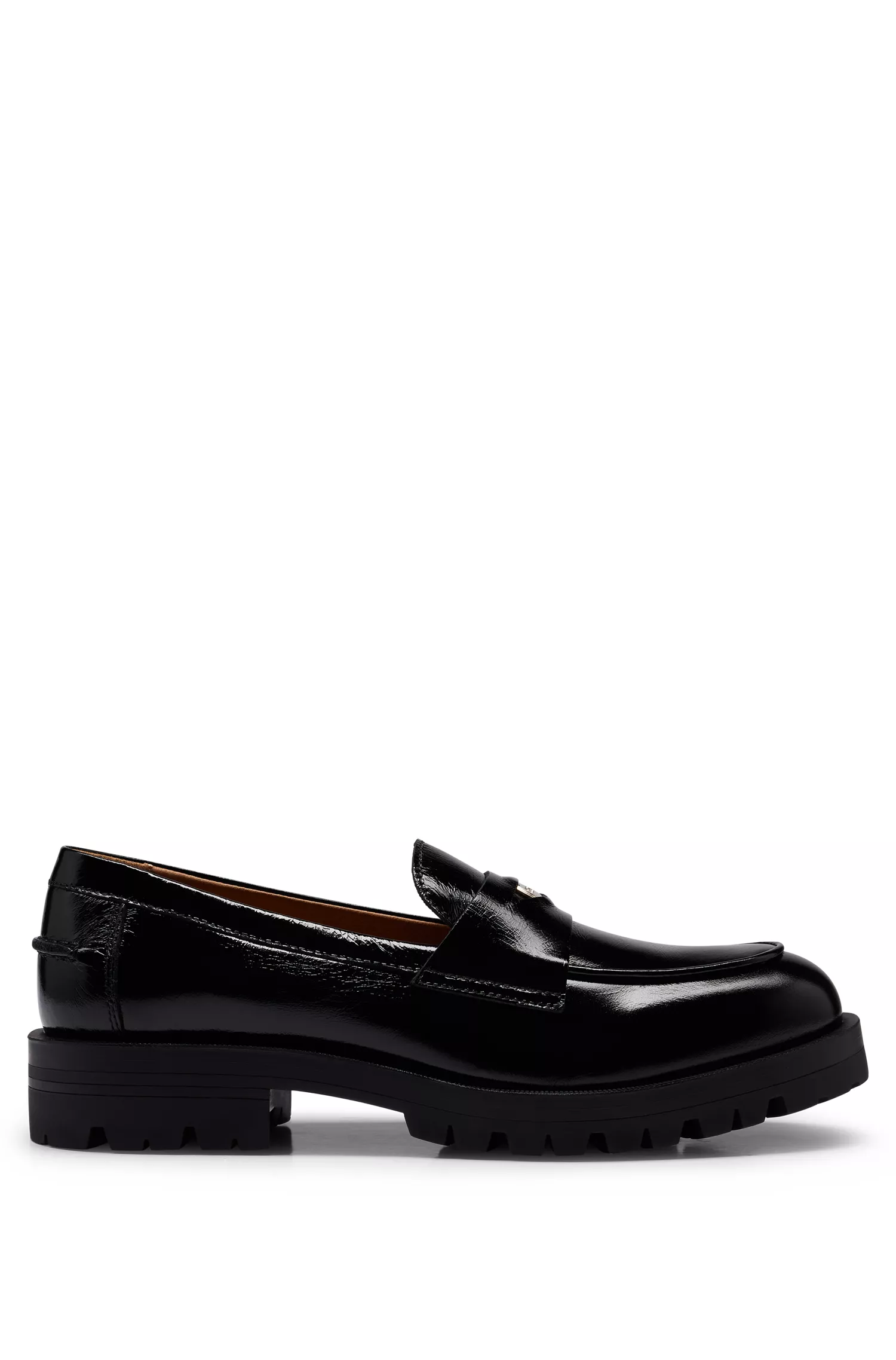 Mocassins BOSS em couro preto com detalhe de moeda com a marca.