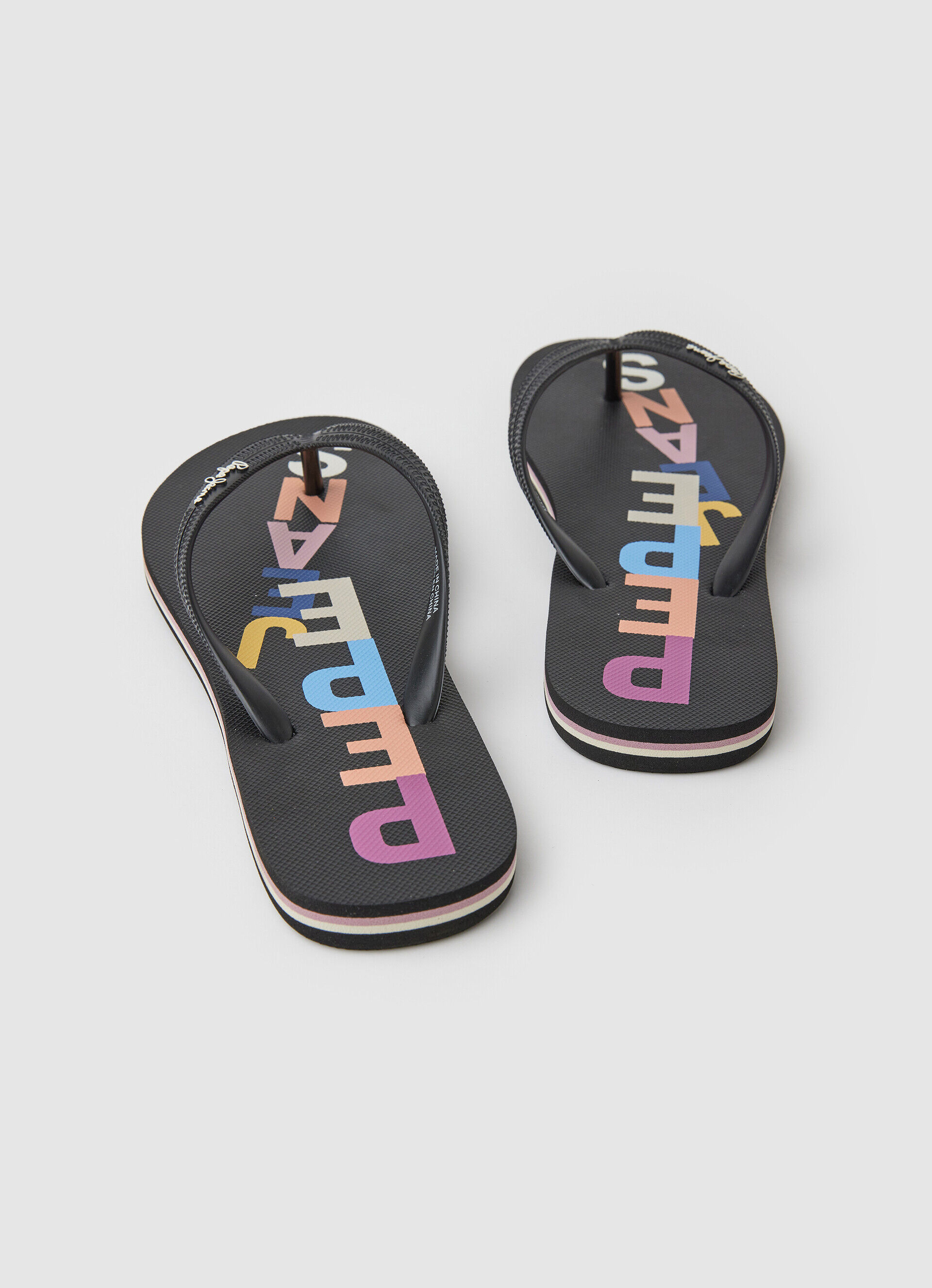 Chinelo de praia com estampa de letras de rastelo - preto