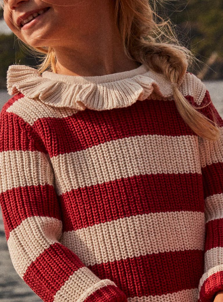 Pull écru à collerette avec rayures rouges