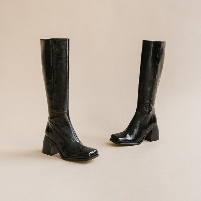 Bottes à talons hauts et bouts carrés  en cuir vernis plissé noir